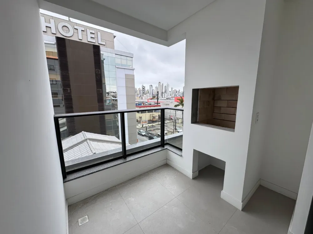 Apartamento para venda  uma Suite + Um Dormitório Duas Vagas Privativas.  