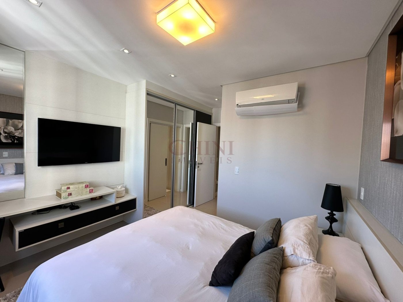 APARTAMENTO 01 SUITE + 02 DEMI SUITES 02 VAGAS PRIVATIVAS MOBILIADO