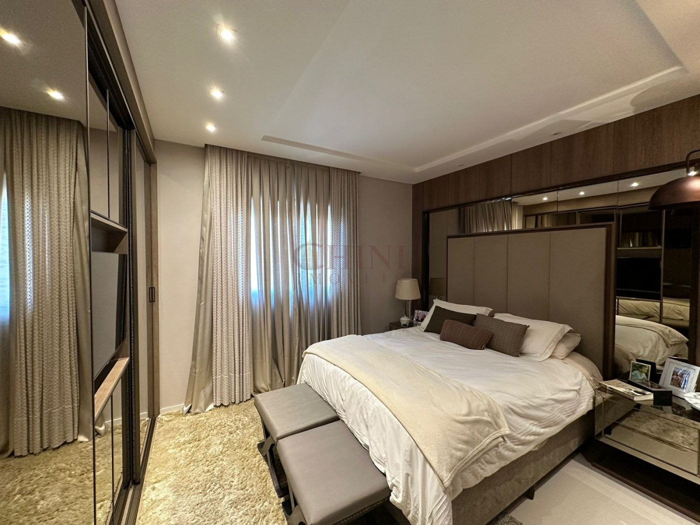 APARTAMENTO 01 SUITE + 02 DEMI SUITES 02 VAGAS PRIVATIVAS MOBILIADO