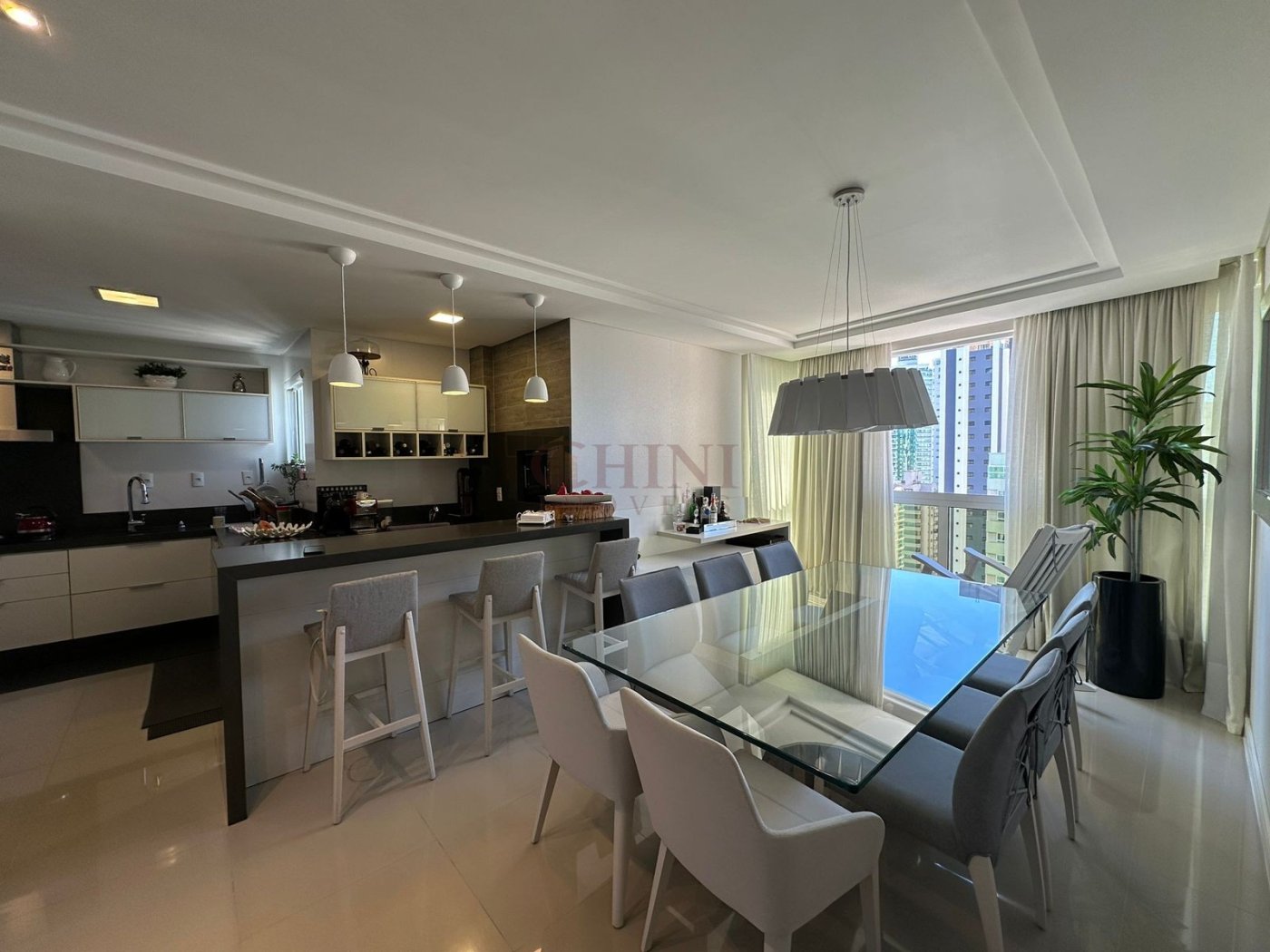 APARTAMENTO 01 SUITE + 02 DEMI SUITES 02 VAGAS PRIVATIVAS MOBILIADO
