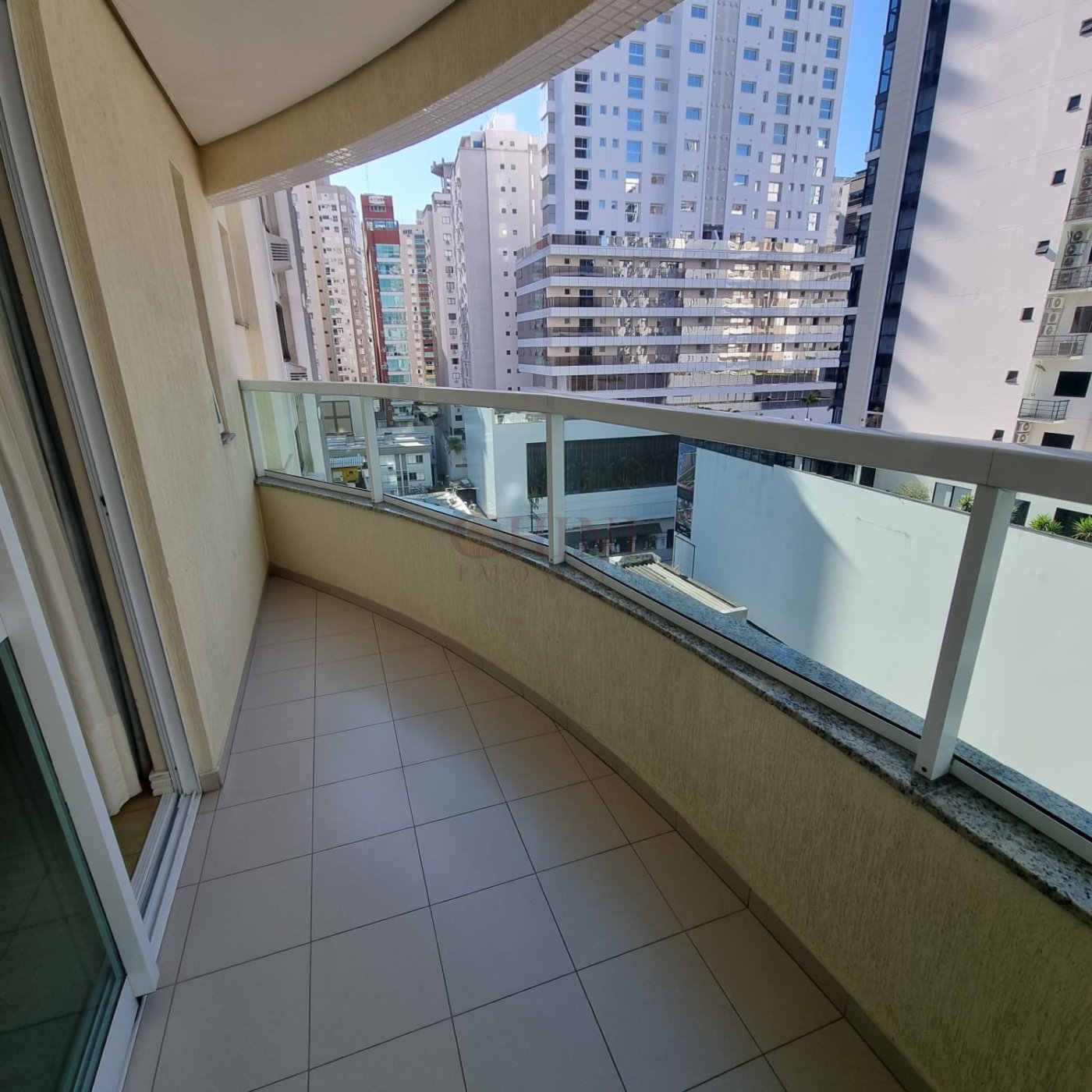 APARTAMENTO A VENDA NO CENTRO DE BALNEARIO CAMBORIU 