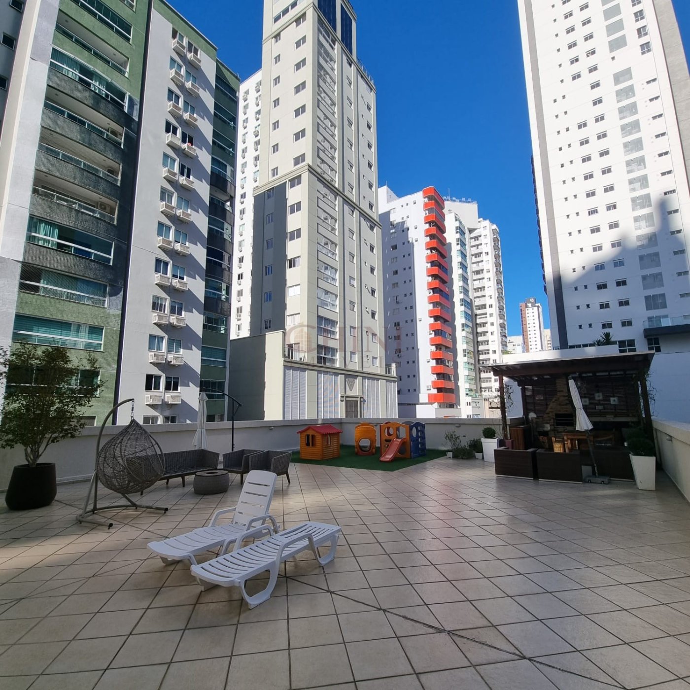 APARTAMENTO A VENDA NO CENTRO DE BALNEARIO CAMBORIU 