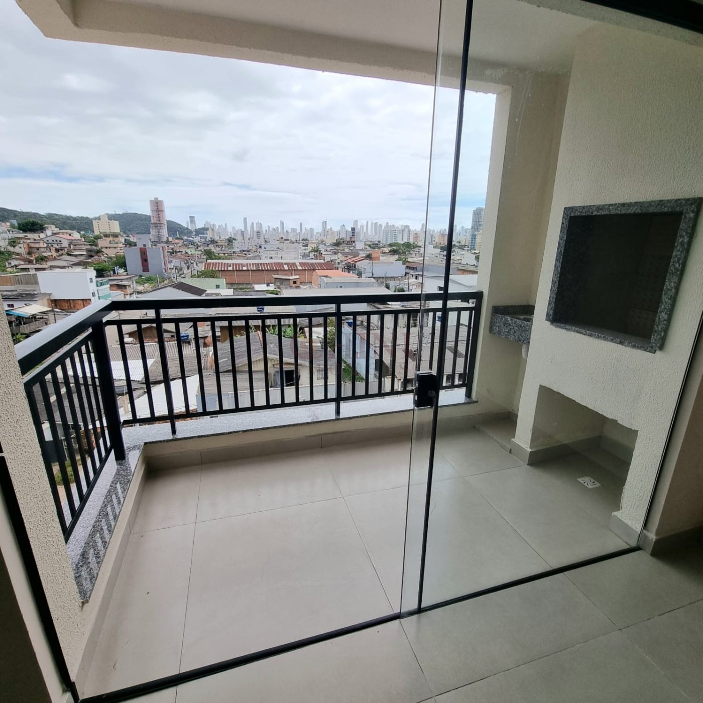 APARTAMENTO DOIS   DORMITORIO  SENDO UMA SUITE EM CAMBORIU TABULEIRO 